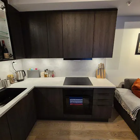 Modern With 2 Bedrooms Apartment *