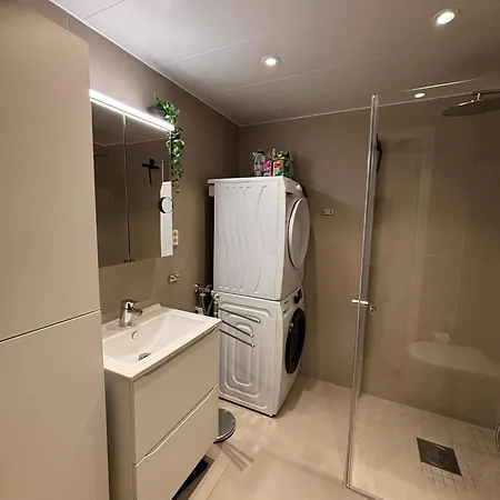 Modern With 2 Bedrooms アパート *